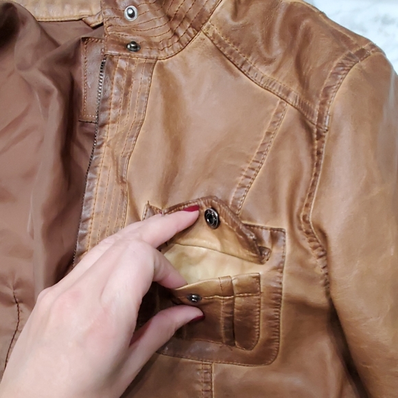 A coat - Picture 6 of 8